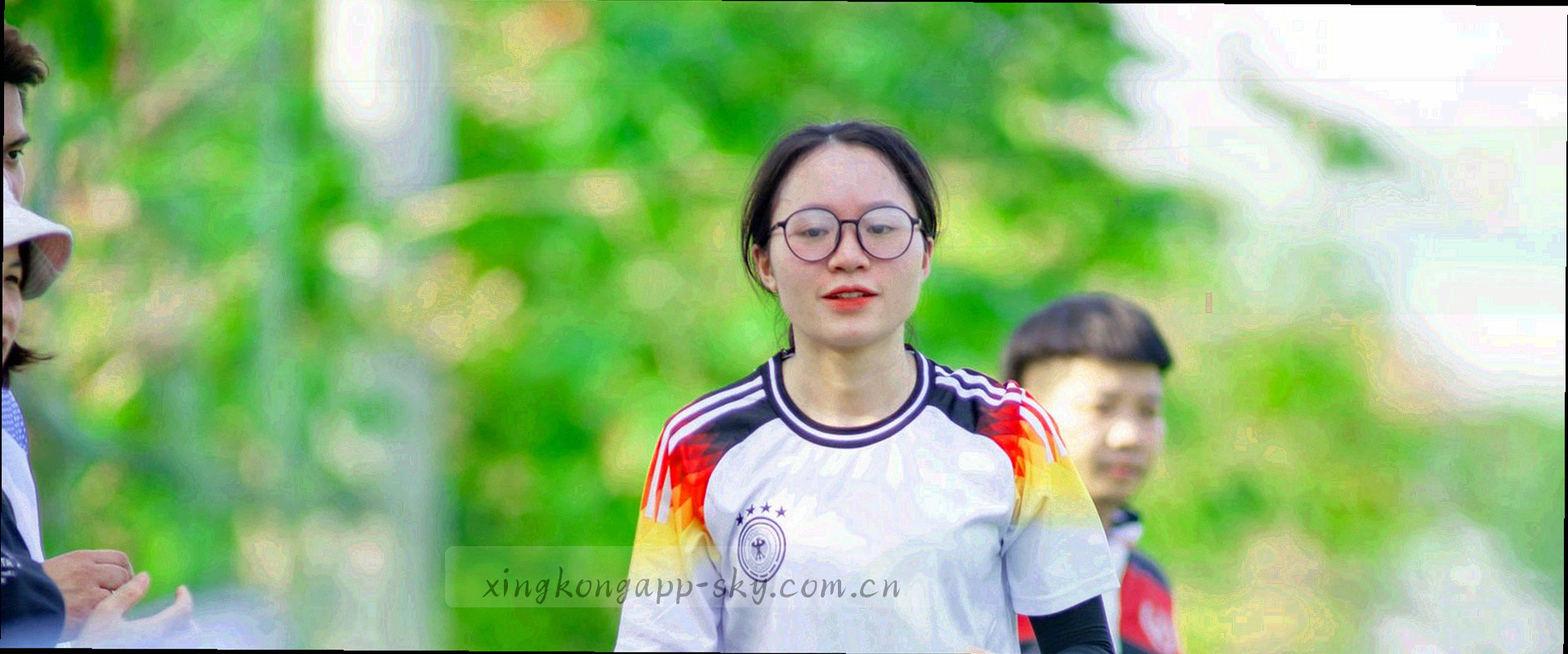 星空中依次扩散的信号波与联络路径抽象图形